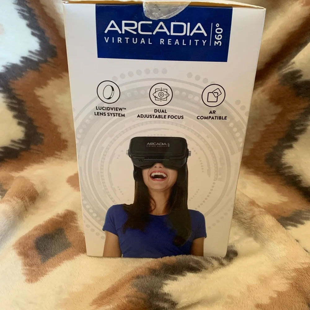 Arcadia Virtual Reality Headset w built in headphones